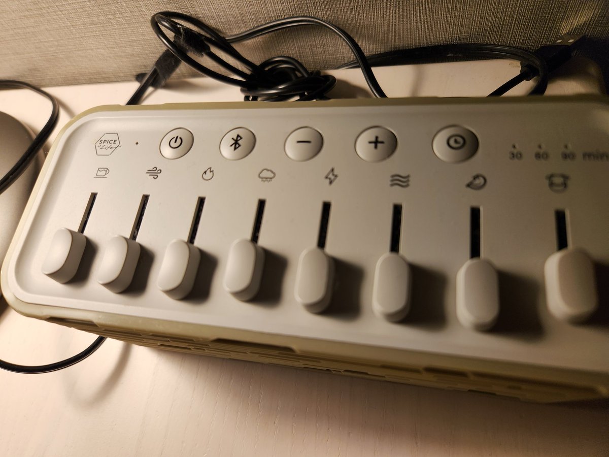 ホテルに置いてあったこの機械、まじで何するものか分からないんだけどどういうこと？