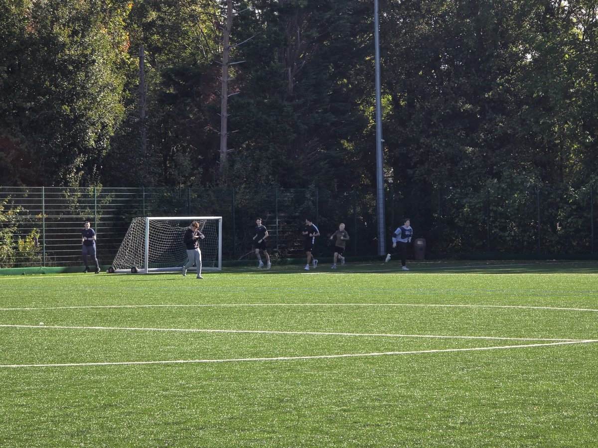 Year 13 Sport students have been putting theory into practice! 🏋️‍♂️💪 🏃🏻‍♀️ 
They explored how different activities affect heart rate, tested their 1RM, and applied % training zones—linking it all back to Unit 2 exam prep. 📚⚡️ 
<a href="/ArrowValeSchool/">Arrow Vale School</a> #AppliedLearning #Sport