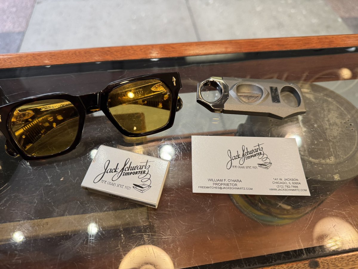 In the Chicago Board of Trade Building smoking cigars! Today is starting off good 😌