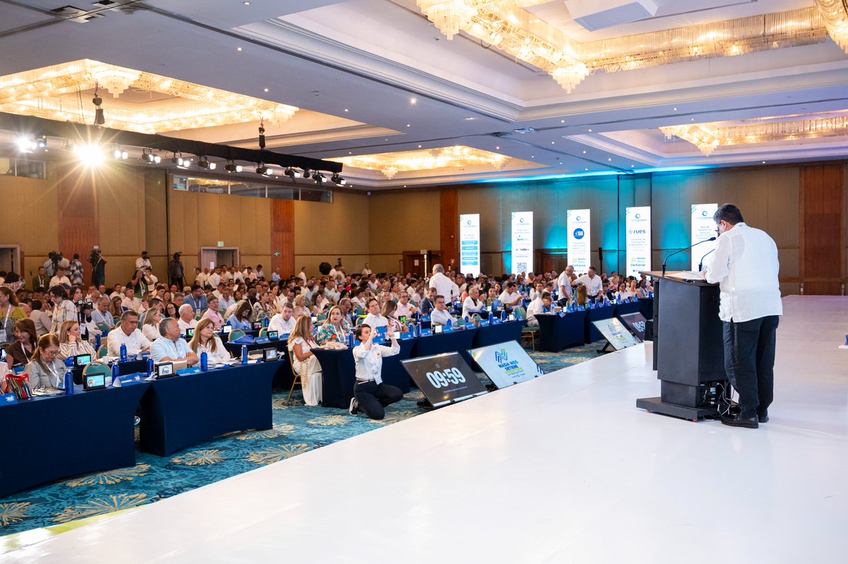 <a href="/ChriGarces/">Christian Garcés</a> <a href="/Bancoldex/">Bancóldex</a> <a href="/MincomercioCo/">MinComercio Colombia</a> <a href="/BancoRepublica/">Banco República 🇨🇴</a> <a href="/ColombiaCompite/">Consejo Privado de Competitividad</a> <a href="/RedMasNoticias/">Red+ Noticias</a> <a href="/el_BID/">Banco Interamericano de Desarrollo</a> <a href="/consejodeestado/">Consejo de Estado</a> <a href="/amompotes/">Andrés Mompotes</a> 🏛️ Carlos Hernán Rodríguez Becerra (<a href="/CarlosHernanR1/">Carlos Hernan Rodríguez Becerra</a>), contralor general de la República, participa en el #CongresoConfecamaras2025 con la conferencia ‘Institucionalidad que construye confianza, donde subraya la importancia de instituciones sólidas para la estabilidad y el