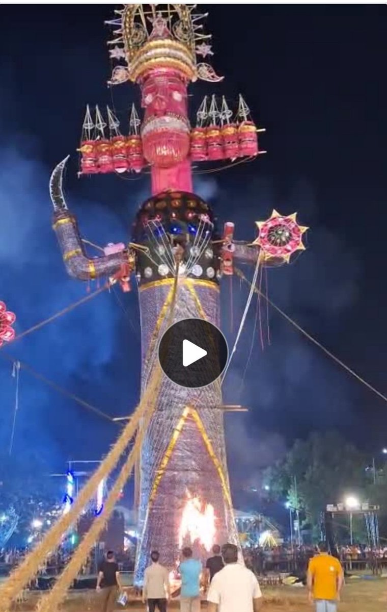 oldletterbox's tweet image. लें ज़रा सा घूम
देखें दशहरे की धूम
वहां पर सर पड़े हैं दस
यहां कुछ खा गए हैं ग़श 
धड़ाके हो रहे धड़ से
बुराई गई ना जड़ से
लगे हैं चाट के  ठेले
चटोरे हो गए भेलेे 
भला है माह अक्टूंबर 
बने पकवान भी घर घर
शरम कर फ़ोन क्या देखे
निकल कुछ खा भी ले छक के