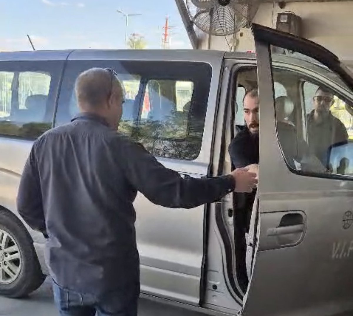 מחמוד סלאמה, אזרח ישראלי שהיה כלוא בירדן במשך כשלושה חודשים הושב אתמול (רביעי) אחר הצהריים לישראל. 
לאחר מגעים שהתקיימו בחודשים האחרונים בסיוע שב״כ, משרד החוץ ומשטרת ישראל הועבר האזרח מירדן לישראל ונמסר לידי במעבר נהר הירדן.
האזרח עבר בדיקות רפואיות, תושאל ראשונית ופגש את משפחתו.
