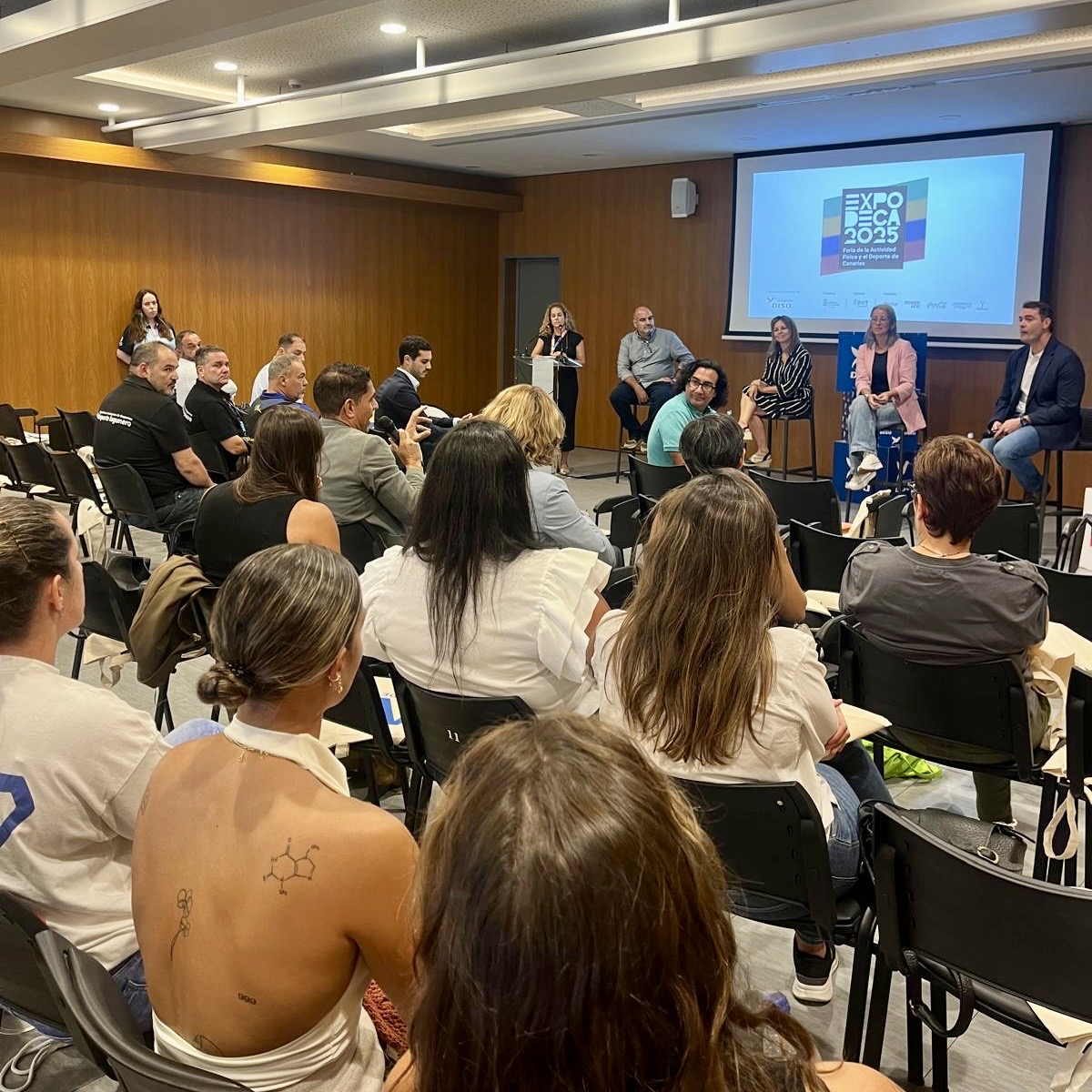 manelvalcarce's tweet photo. 💥 Un placer participar en la mesa FAGDE sobre gestión del deporte en el marco de la Feria Canaria del Deporte EXPODECA 😉👏🏻
Seguimos aportando para el desarrollo futuro de nuestro sector 🏃‍♀️

#deporte #expodeca #gestiondeportiva #fagde #acagede https://t.co/yBR7pthTrx