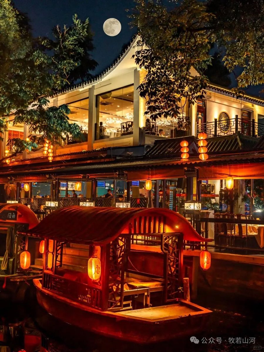 kisinkaya's tweet image. Иногда тоска по дому становится практически невыносимой.  Особенно в праздники,  когда в городе такая потрясающе теплая атмосфера. Я никогда не любила уезжать на октябрьские из города. Слишком уж хорошо в октябре дома. Все еще лето, все еще дом там #广州 #мойдом