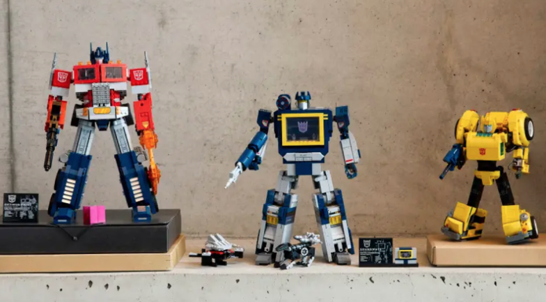 BrickFanatics's tweet photo. Time is running out for fans of brick-built Robots in Disguise to score double Insiders points on every existing LEGO Transformers model.

https://t.co/XhTEBBkZzE

#LEGO #LEGOTransformers #LEGOInsiders https://t.co/1HomeDnCqg