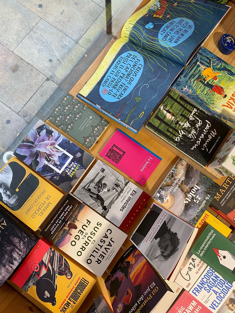 ✨Nou aparador ✨ Podreu observar que hem obert la novetat on apareixen en Narval i en Medu 👀  També trobareu una petita tria dels últims títols que han arribat a la llibreria 💖