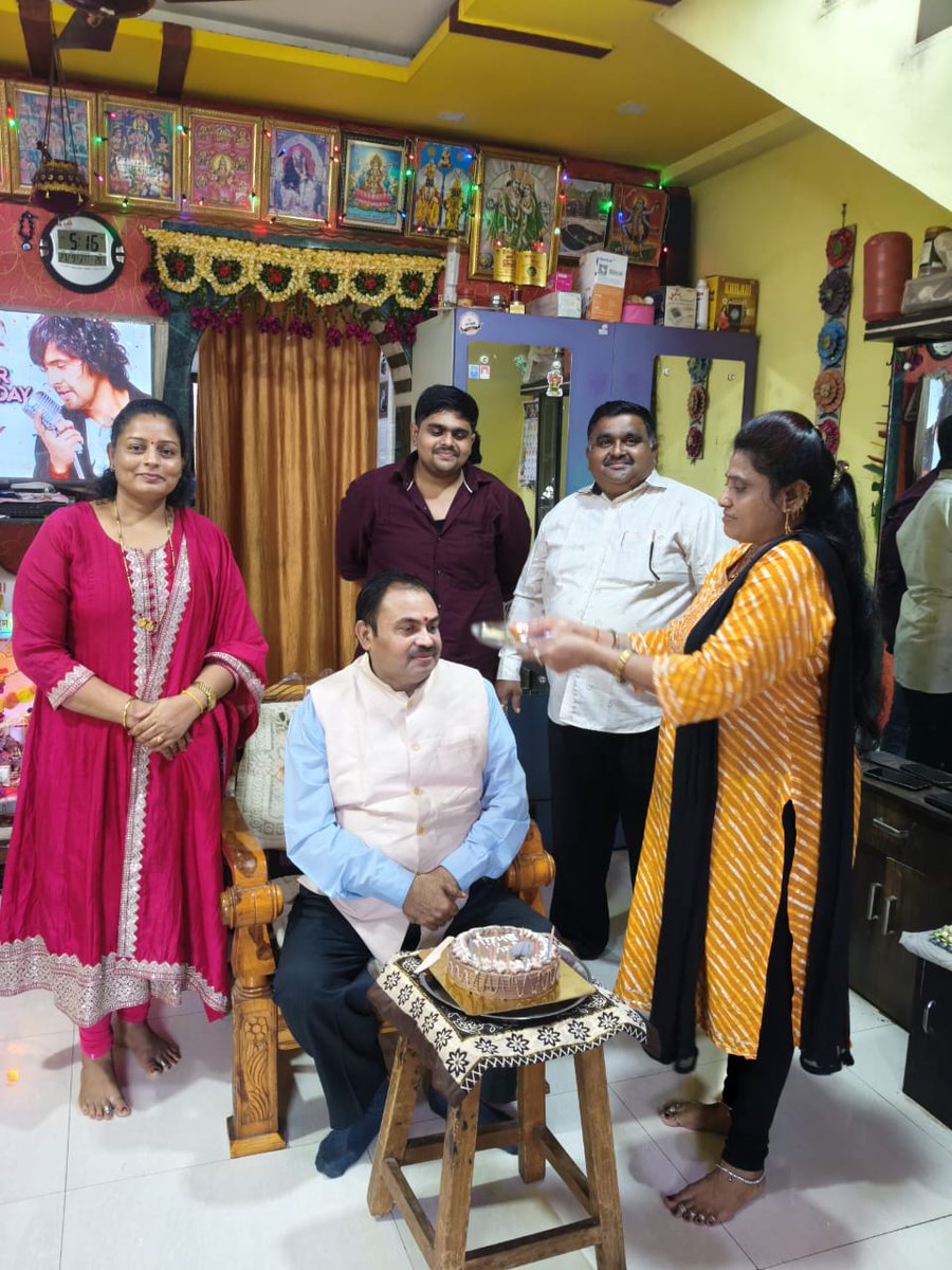 Idealpatra's tweet photo. ठाणे में आइडियल पत्रकार संगठन के राष्ट्रीय अध्यक्ष #अजयकुमारमिश्रा का जन्मदिन हर्षोल्लास से मनाया गया।पत्रकारिता में आदर्श नेतृत्व, समाजसेवा और संगठन शक्ति के प्रतीक, मिश्रा जी ने पत्रकारों को न्याय और सम्मान दिलाने में महत्वपूर्ण योगदान दिया, #पत्रकारिता #ThaneEvents #thanenews https://t.co/pjHpl94p7X