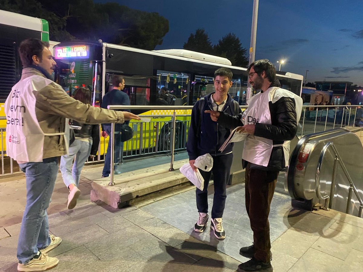 "Devrim Partisi kuruluyor!" manşetiyle çıkan Devrim Gazetesi'nin yeni sayısı ile Hacıosman'daydık.

Gazetemize ulaşmak için sosyal medya hesaplarımız veya il temsilciliğimiz üzerinden bizimle iletişime geçebilirsiniz.