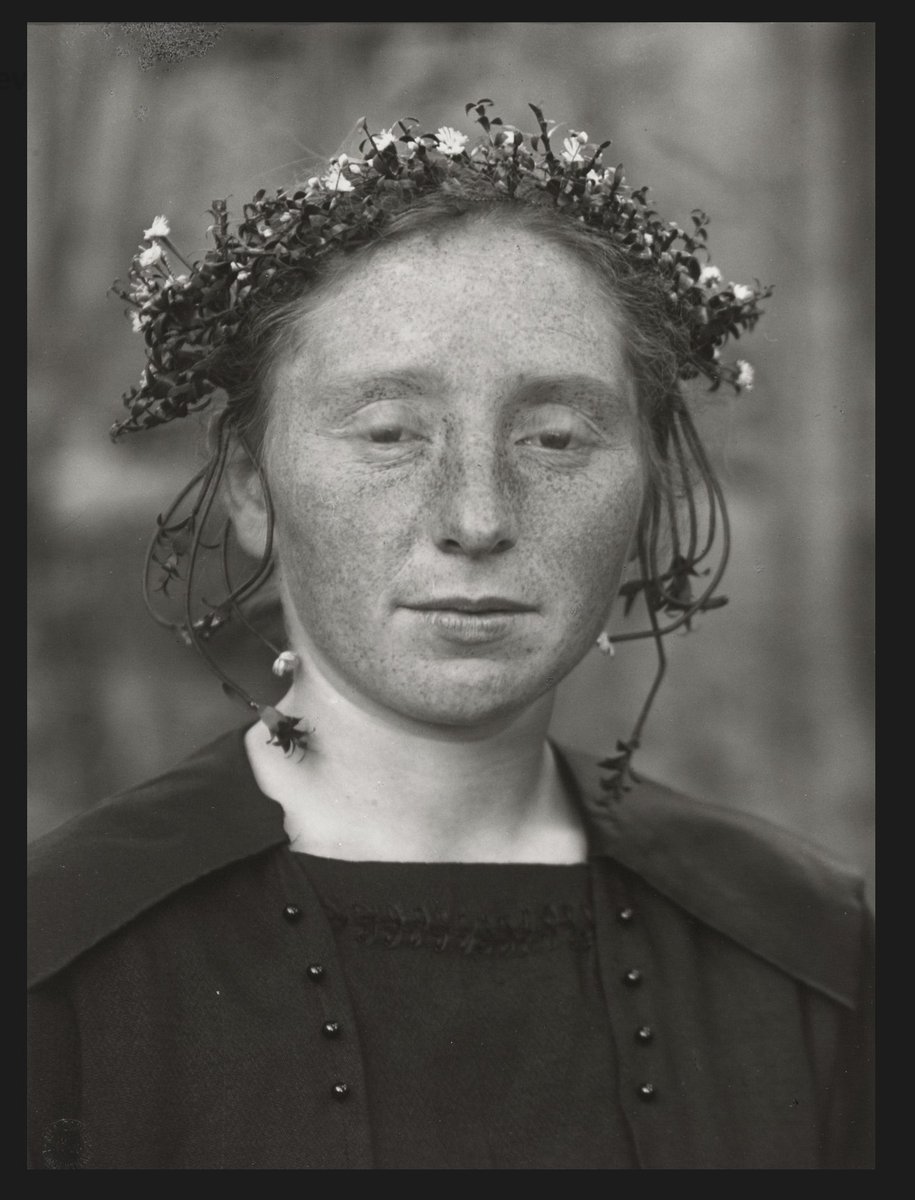 ThussYvonne's tweet image. I can't seem to assemble four pictures that express the breadth of the project, but I really encourage everyone to look at August Sander's 'People of the 20th Century'. They are so clear. They make you feel the world endlessly draining and forgetting itself.