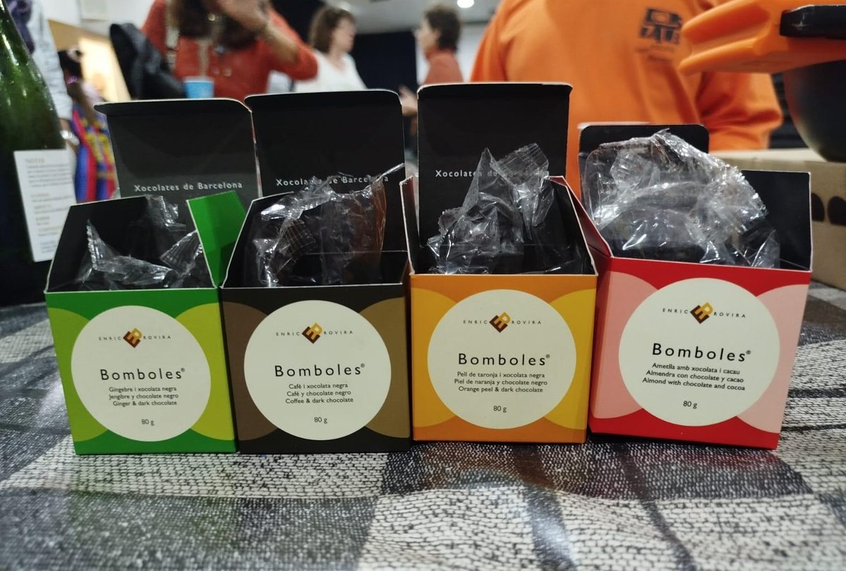 bstvicenscsvc's tweet photo. Sabíeu que la primera fàbrica de xocolata engegà a Barcelona l'any 1756? Ahir vam gaudir d'una amena i molt didàctica xerrada amb el mestre xocolater Enric Rovira, i per acabar unes mandonguilles de conill a la xocolata espectaculars! Gràcies a #CepsiManduca 😊#AplecdelConill https://t.co/SGUf5OPBeF