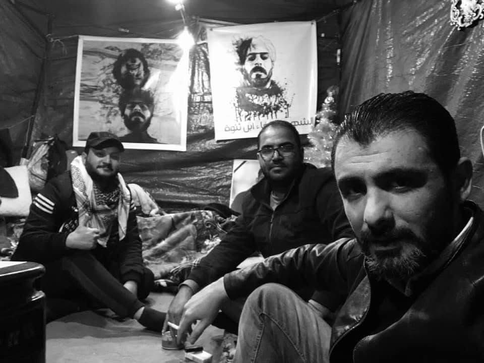 aalsuhail8's tweet photo. في تشرين 2019، وبين الجسر والساحة لم يكن للوطن جناح يحمي أبناءه، بل كان يضيق عليهم ويسحقهم، مستبيحاً دماءهم…
هناك، في قلب بغداد، كانت الأيام سوداء على شهداء تشرين. فبين الجسر والساحة اكتشف العراقيون أن “داعش” لم تكن سوى وجه من وجوه النظام الذي ولد بعد 2003، نظام إذا شعر بالتهديد https://t.co/6OVCtLDJFL