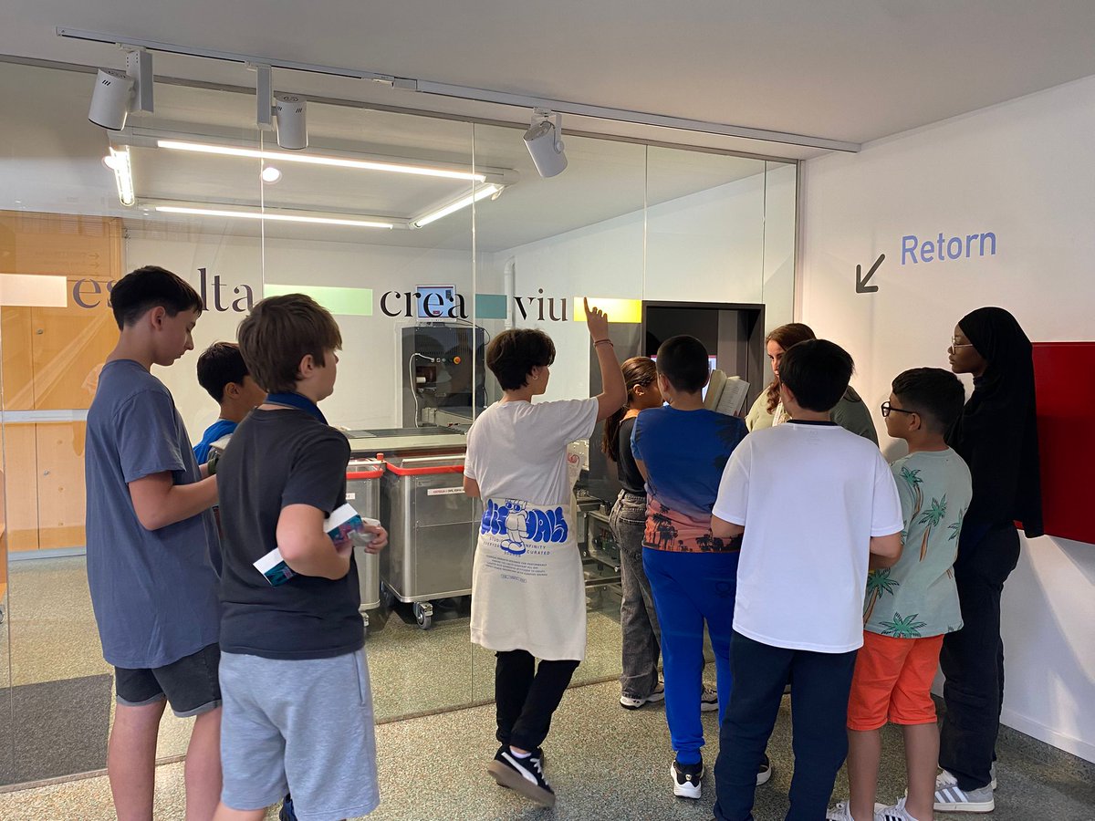 inslaialarquera's tweet image. Al Laia seguim potenciant la lectura i els llibres. Aquests dies l&apos;alumnat de 1r d&apos;ESO, com cada any, ha visitat la Biblioteca Pompeu Fabra i ha descobert tot el que hi poden fer per gaudir de la lectura.
@bibliosmataro 
#sortides #1rESO #fomentemlalectura