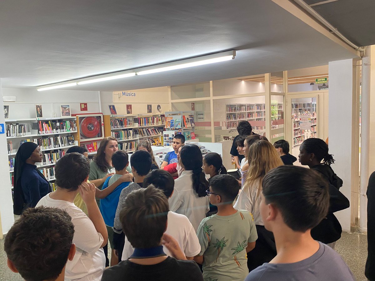 inslaialarquera's tweet image. Al Laia seguim potenciant la lectura i els llibres. Aquests dies l&apos;alumnat de 1r d&apos;ESO, com cada any, ha visitat la Biblioteca Pompeu Fabra i ha descobert tot el que hi poden fer per gaudir de la lectura.
@bibliosmataro 
#sortides #1rESO #fomentemlalectura