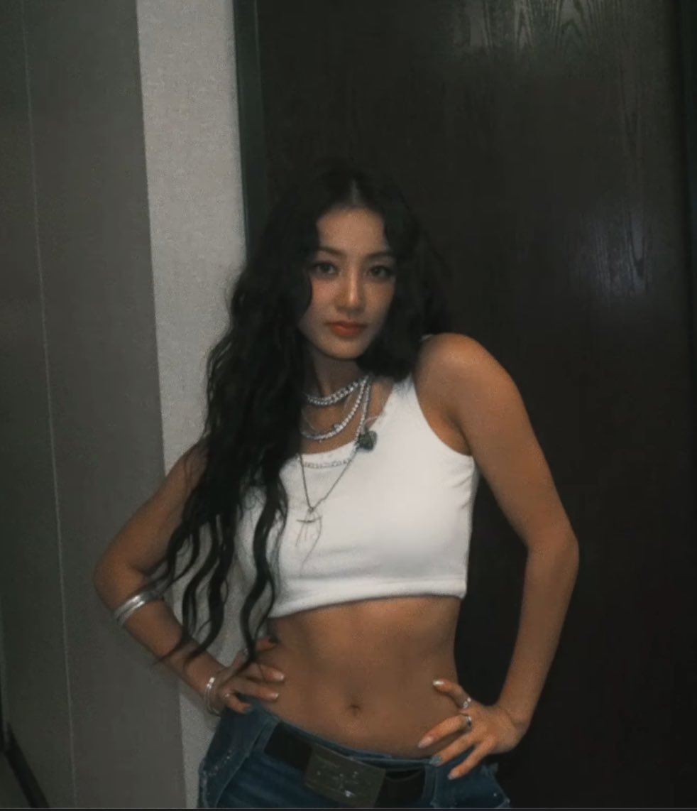 cactusjihyo's tweet photo. she is a woman of demonic nature that i want to see again and again https://t.co/Y4ZQ0YUtG2