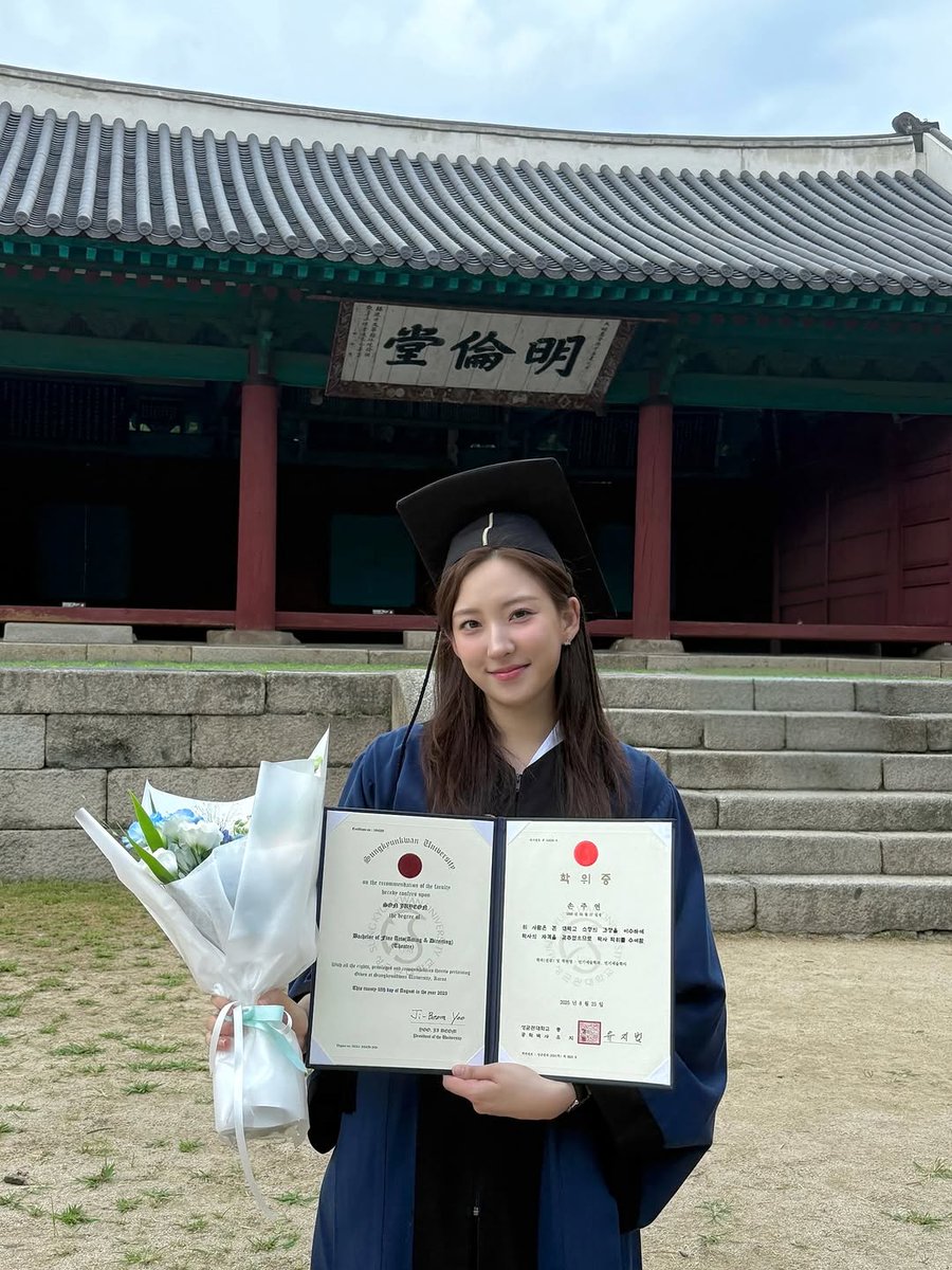 eunseomay's tweet photo. Akhirnya aku menyelesaikan studi yang aku jalani sambil promosi, aku lulus. https://t.co/DKCziaxU8L