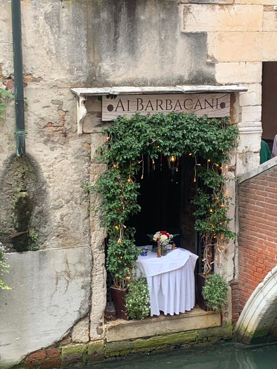 [VOYAGE] 🌏

Voyage à Venise pour les BTS Tourisme ! 
Au programme : visite de la basilique Saint-Marc et découverte de lieux incontournables (pont du Rialto, pont des Soupirs, le théâtre de la Fenice, le célèbre café Florian…). Balade dans les rues aux côtés des gondoliers 🚤.