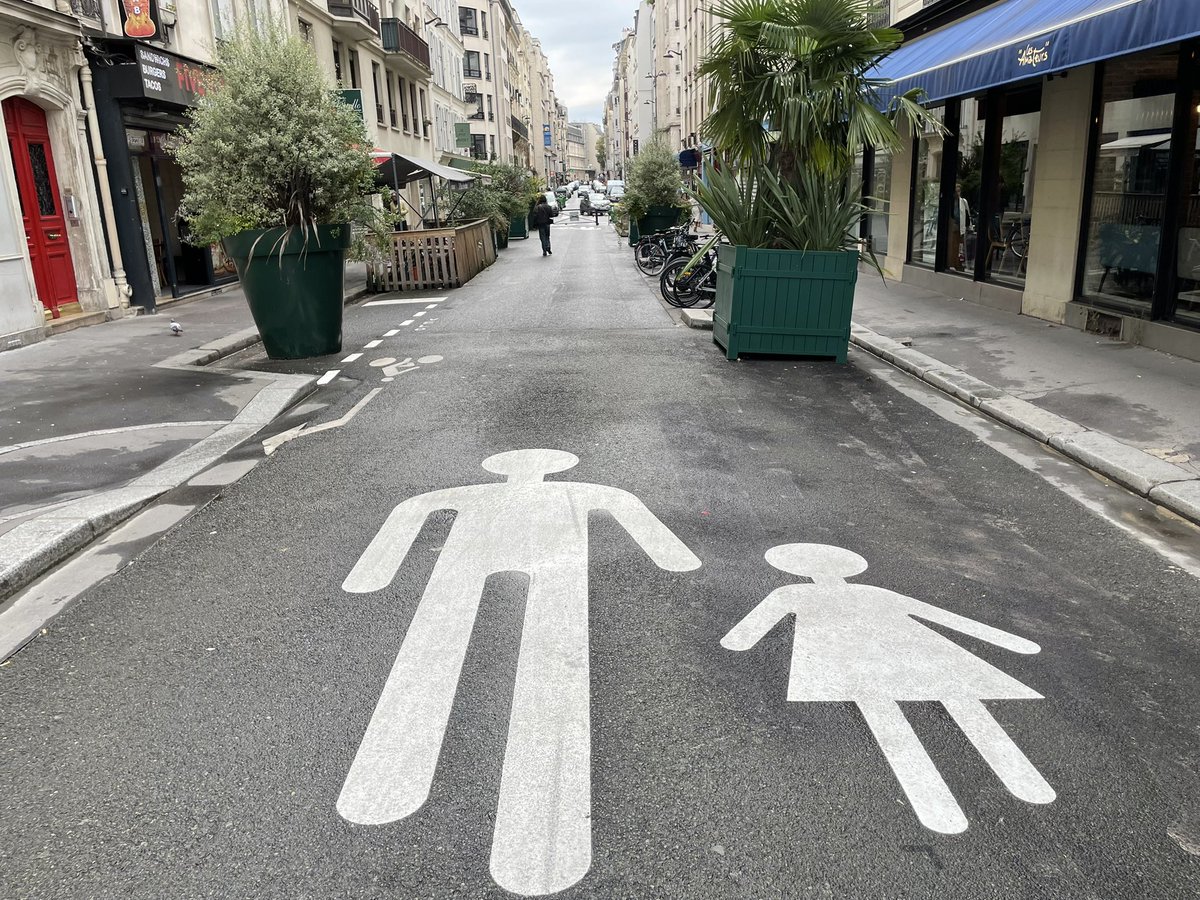 LedranCh's tweet photo. 🏘️ A #Paris17 rue #Cardinet une «place de village» vient de voir le jour, fruit de la concertation avec les riverains.
✅ Aire piétonne entre Saussure et Pont Cardinet (vélos au pas ou pied à terre)
✅ 9 bacs de végétation
✅ Barrières amovibles à la main
Cc.: @geoffroyboulard https://t.co/G9wA0GcanD