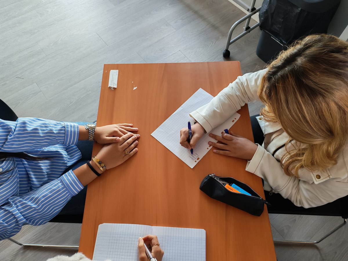 Nos élèves de 1AGO1 participent au projet "Écris ta série".
Ils viennent de commencer l’écriture, mêlant créativité, humour et esprit d’équipe. Une belle aventure pédagogique et artistique en cours !