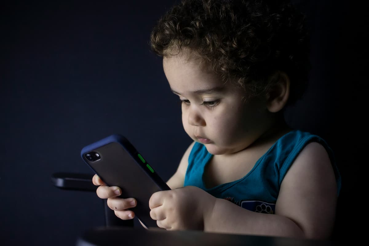 PsyBlog's tweet image. Giving Kids Smartphones Before This Age Might Be A Huge Mistake (M) spring.org.uk/2025/10/smartp…