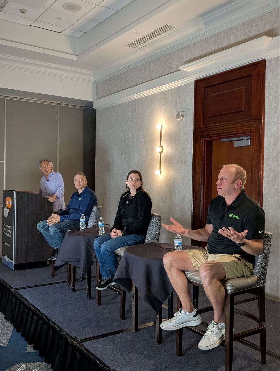 dev2next's tweet image. GenAI: Are we evolving the craft of software development — or eroding it? 🤖💻
At #dev2next, @frankgreco, @speakjava, @therealdanvega & @JMHReif shared candid insights on the future of our profession in a packed keynote panel.
📸 Check out photos from the panel below!