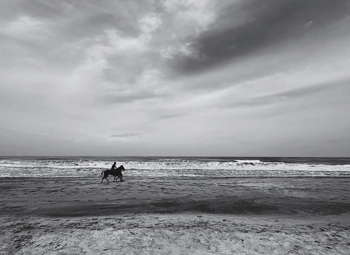 satinjapruu's tweet image. 📌 - Vadanapally Beach, Thrissur, Kerela
•
Shot on - @Apple iPhone 16
—————————————————
#BnW #bnw_demand #ShotoniPhone #PhotographyIsArt #Photography #Minimalism #photoart