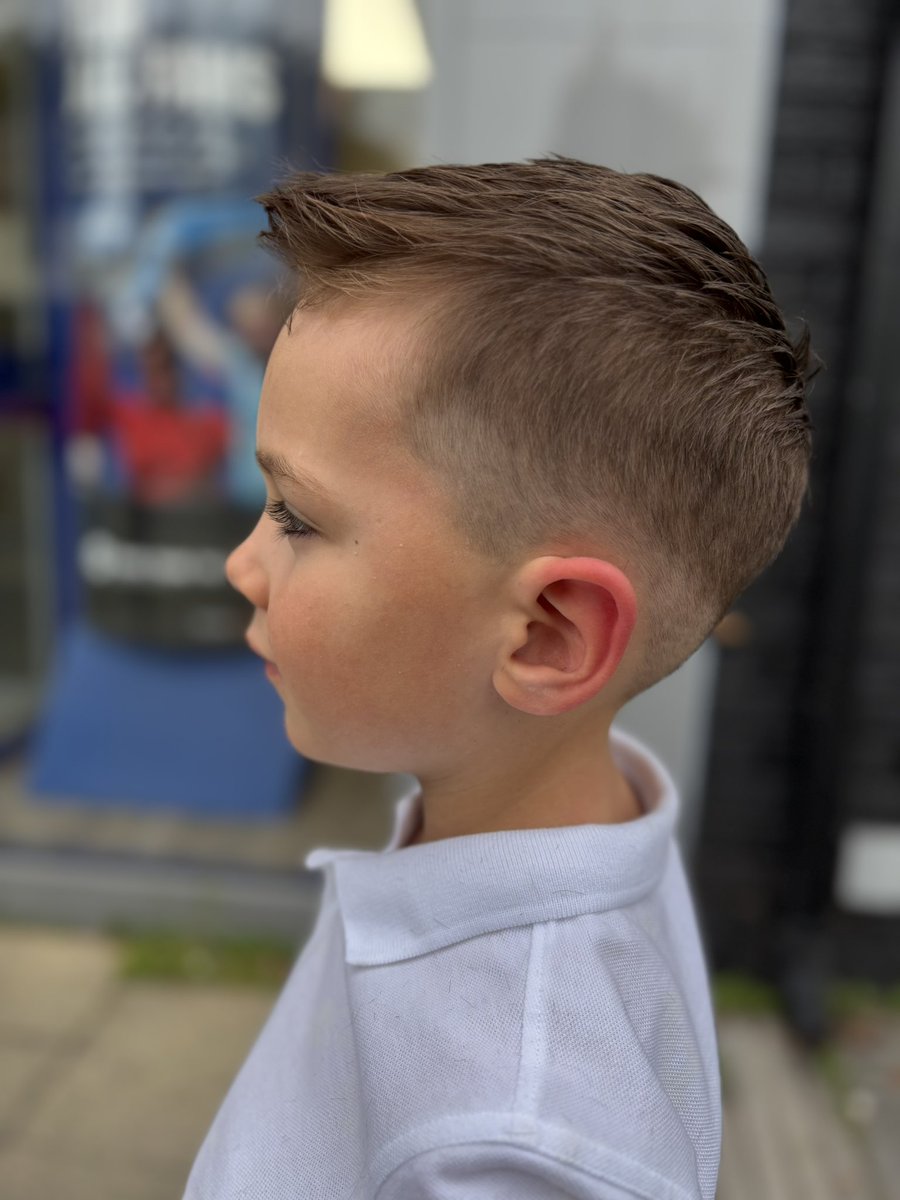 mikeygreen68's tweet photo. Pre-Holiday Haircut โ๏ธ๐ฟ๐for Tommy with Barri at @lazaroubrothers #LookingSharp #LookingCool #Birchgrove #Cardiff #KeepingItLocal https://t.co/6DsLN9J35r