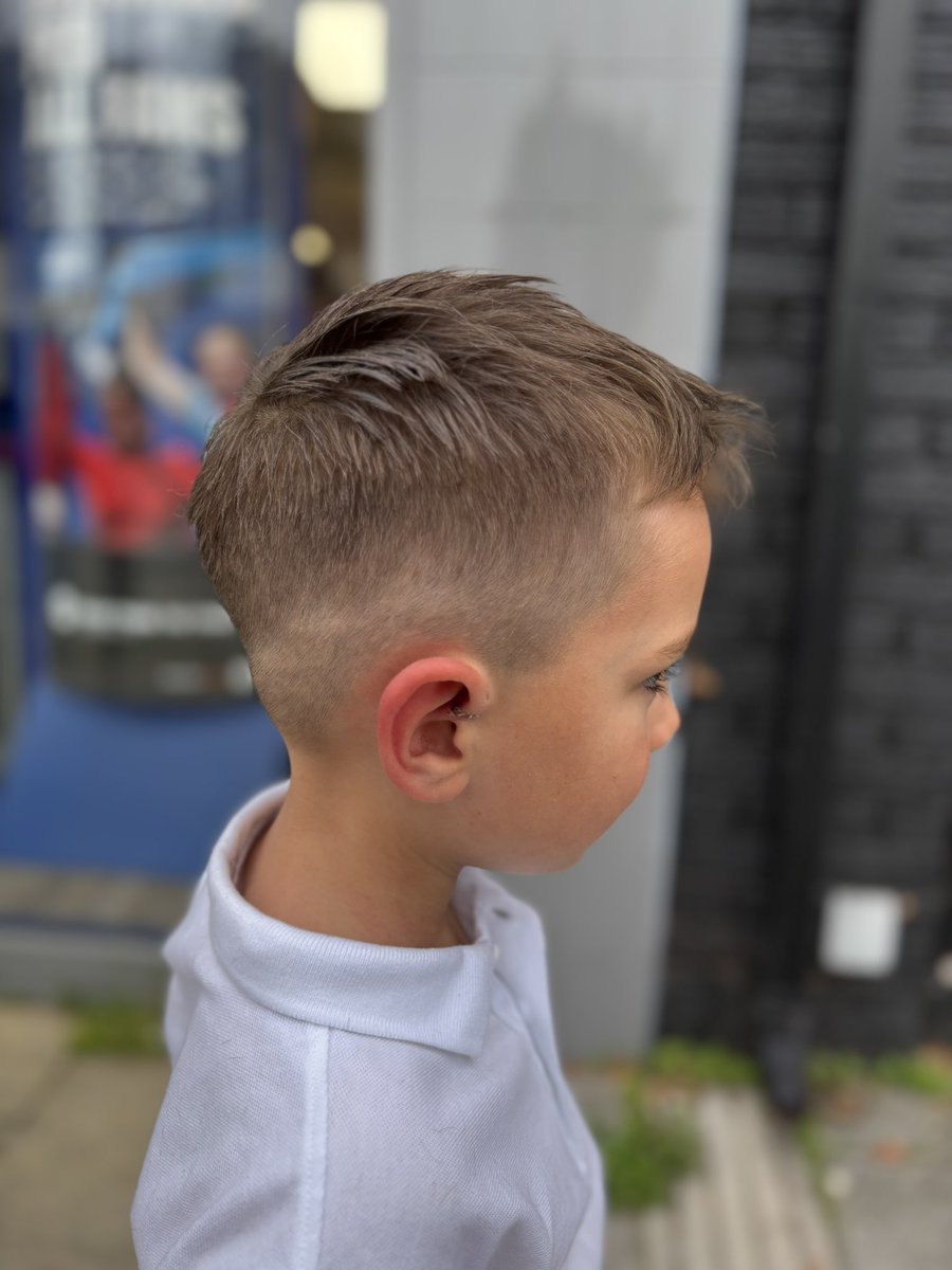 mikeygreen68's tweet photo. Pre-Holiday Haircut โ๏ธ๐ฟ๐for Tommy with Barri at @lazaroubrothers #LookingSharp #LookingCool #Birchgrove #Cardiff #KeepingItLocal https://t.co/6DsLN9J35r