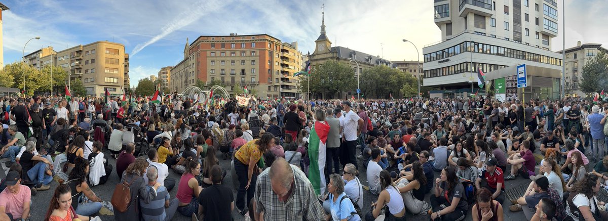 La plaza Merindades de Pamplona-Iruña totalmente bloqueada por miles de manifestantes exigiendo el fin del genocidio israelí y en solidaridad con la Global Sumud Flotilla.
Izugarria benetan!!!