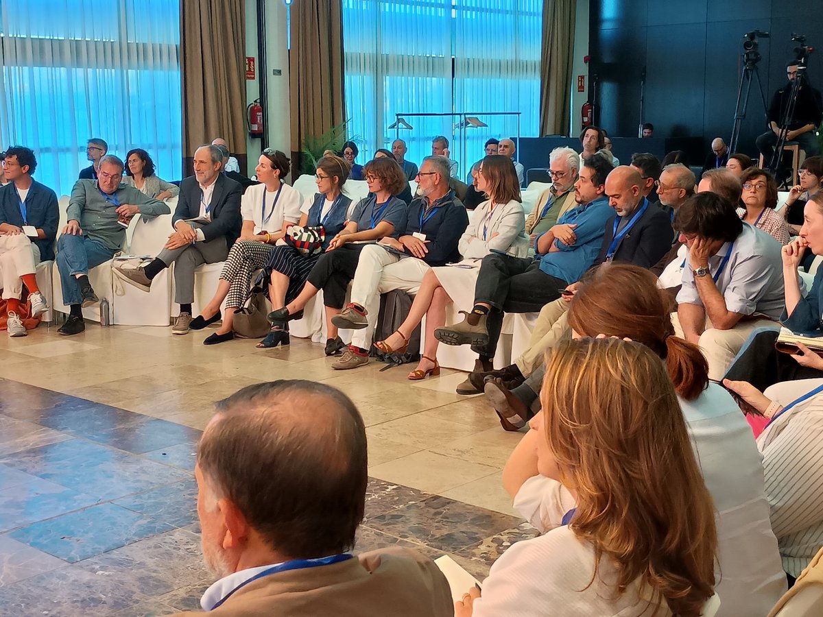 FundFormentor's tweet photo. "Los que siguen leyendo lo hacen con mucha pasión y mucha pasión por el libro en papel. El libro bonito que se puede compartir" interviene Roland Spahr de S. Fisher Verlag en El #ColoquiosFormentor de editores europeos en las #ConversacionesFormentor 2025 en Aranjuez https://t.co/12XOPCP1Lr