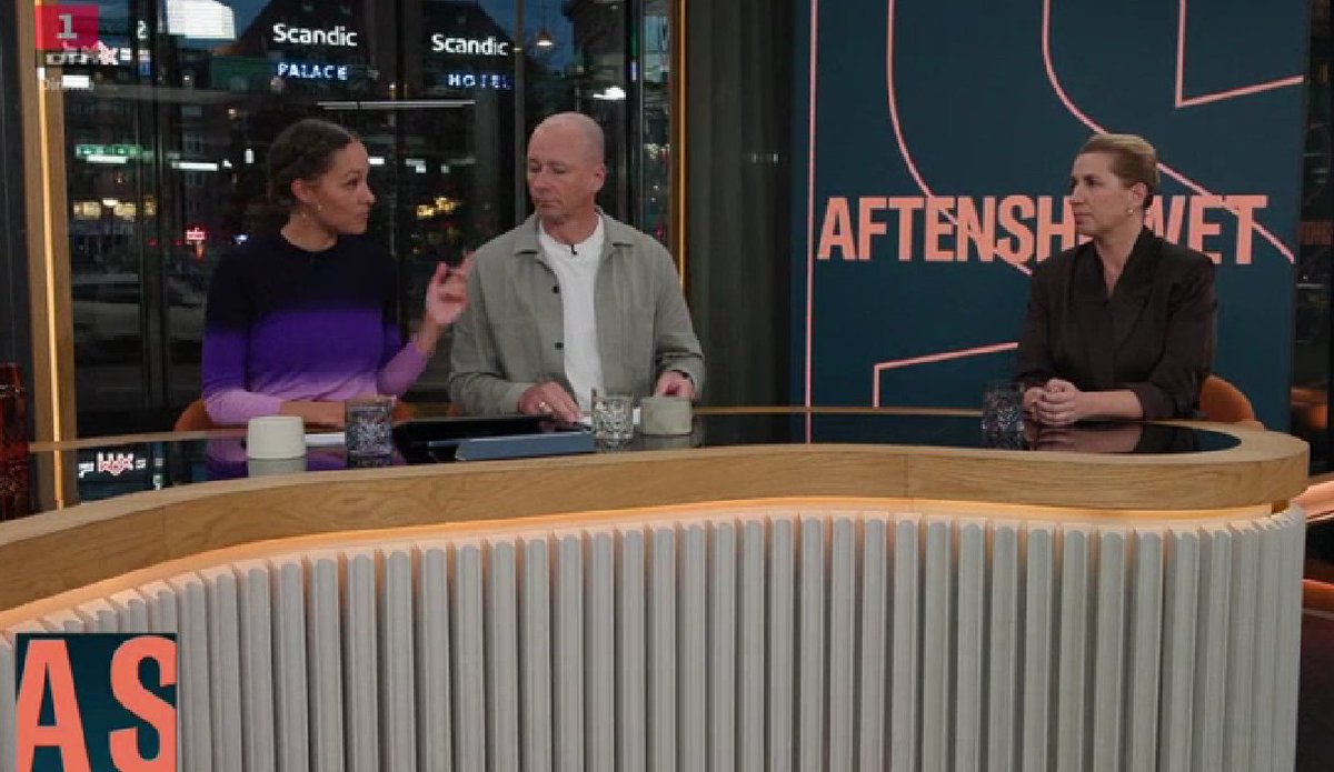 LisaOlsson2's tweet image. Evighedsprogrammet #Aftenshowet fortsætter ufortrødent med de venstreorienterede pladdersnakkende journalister og de samme gæster on/off.
I dag er det så ødelandet &amp;amp; kriseretorikeren #MetteF som dagligt støvsuger befolkningen gennem tunge skattepålæg. 
LUK DR
#dkpol
