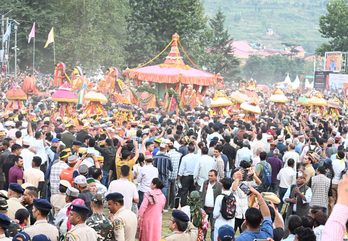 RajBhavanHP's tweet image. राज्यपाल ने अंतर्राष्ट्रीय कुल्लू दशहरा महोत्सव का उद्घाटन किया

राज्यपाल श्री @ShivPShukla_Gov ने  कुल्लू के रथ मैदान में सप्ताह भर चलने वाले अंतर्राष्ट्रीय कुल्लू दशहरा समारोह का उद्घाटन किया और भगवान रघुनाथ जी की पारंपरिक रथ यात्रा में भी भाग लिया। इस अवसर पर लेडी गवर्नर…