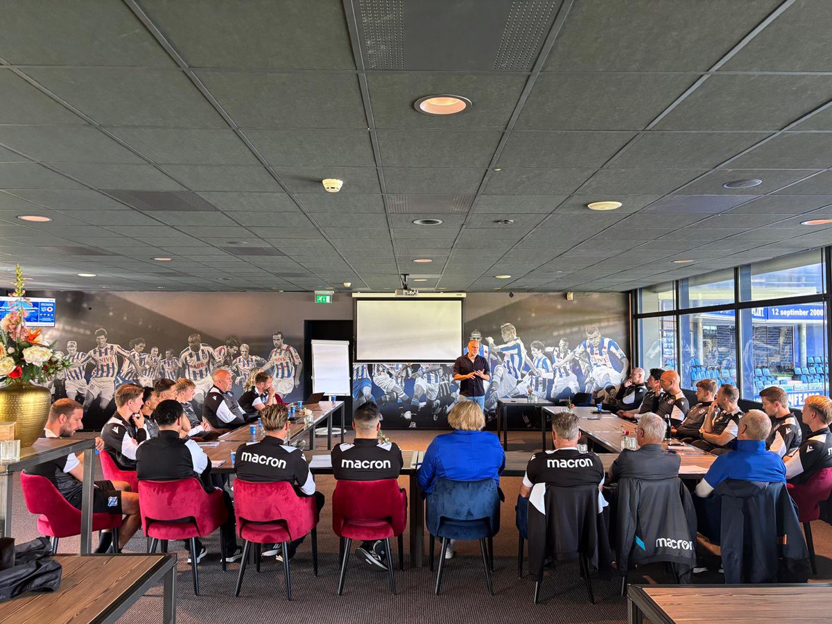 sch_akademy's tweet photo. Wederom een inspirerende middag voor onze Akademy medewerkers over pedagogisch handelen in het voetbal. Met dank aan Marcel van Herpen. https://t.co/BAaLoPsAM6