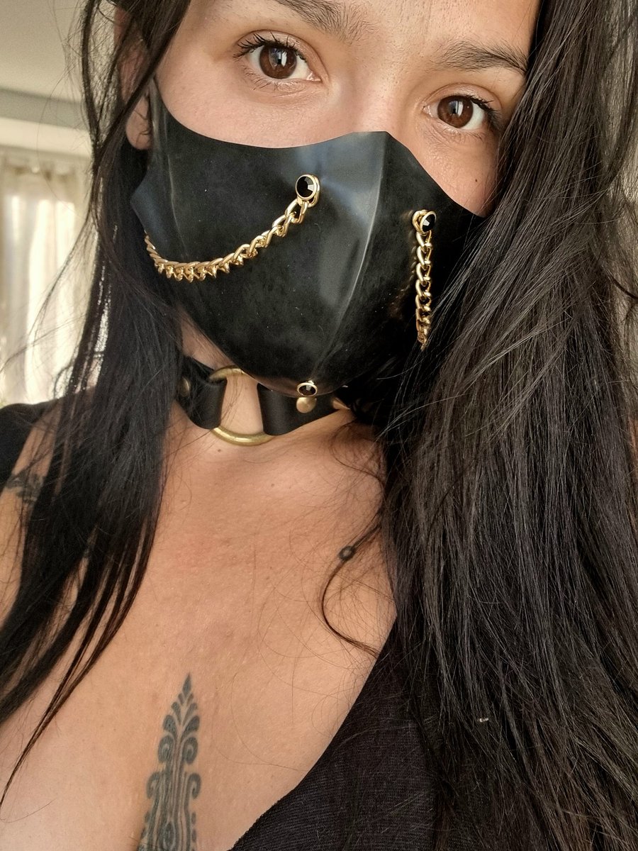 riya_lc's tweet photo. 💙 Mon collier, ma création… et ma tentation.
Viens t’y perdre, si tu l’oses. 🐾
#biothane #kink #fetish #puppyplay https://t.co/pGdIkbPtKL