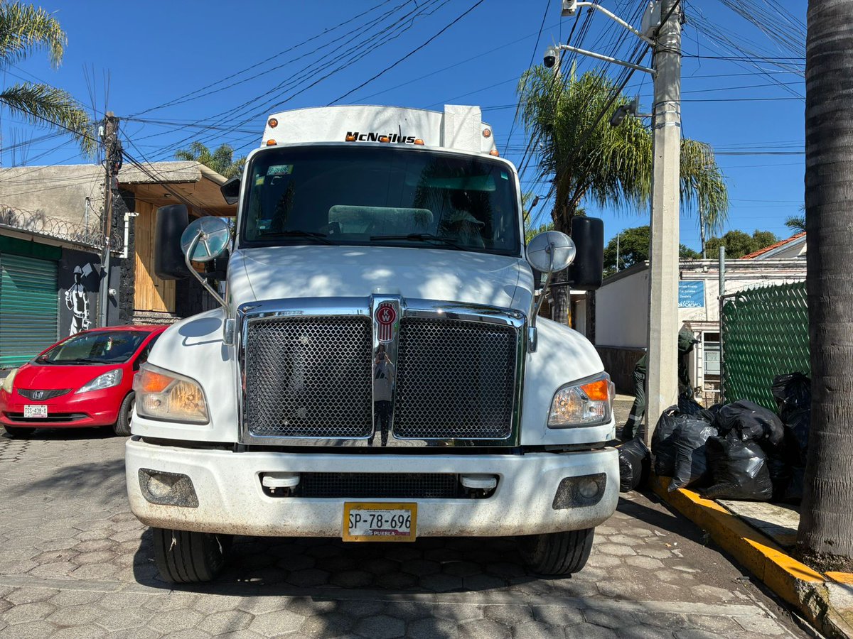 Roeliux's tweet photo. La siguiente unidad recolectara de basura, no quiso llevarse las bolsas de los vecinos de la privada en calle cañada de la colonia santa cruz Buenavista, solicitó el apoyo de @PueblaAyto  ya que los perritos  rompen las bolsas buscando comida. Gracias https://t.co/a3Ok5aZfPj