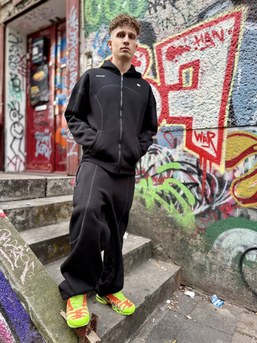 2soxguys's tweet photo. Trackies season 😊

#gayman #ootd #outfitinspo #niketn #lfdy https://t.co/3tunPoySYR