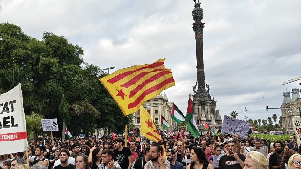 CUPBarcelona's tweet photo. Existir és resistir! ✊🏼 🇵🇸

Avui Barcelona torna a sortir al carrer en una abraçada fraternal entre els Països Catalans i Palestina. La lluita de dos pobles per la llibertat i la justícia!

Del riu fins al mar, Palestina llibertat! https://t.co/m3rqVWoZal