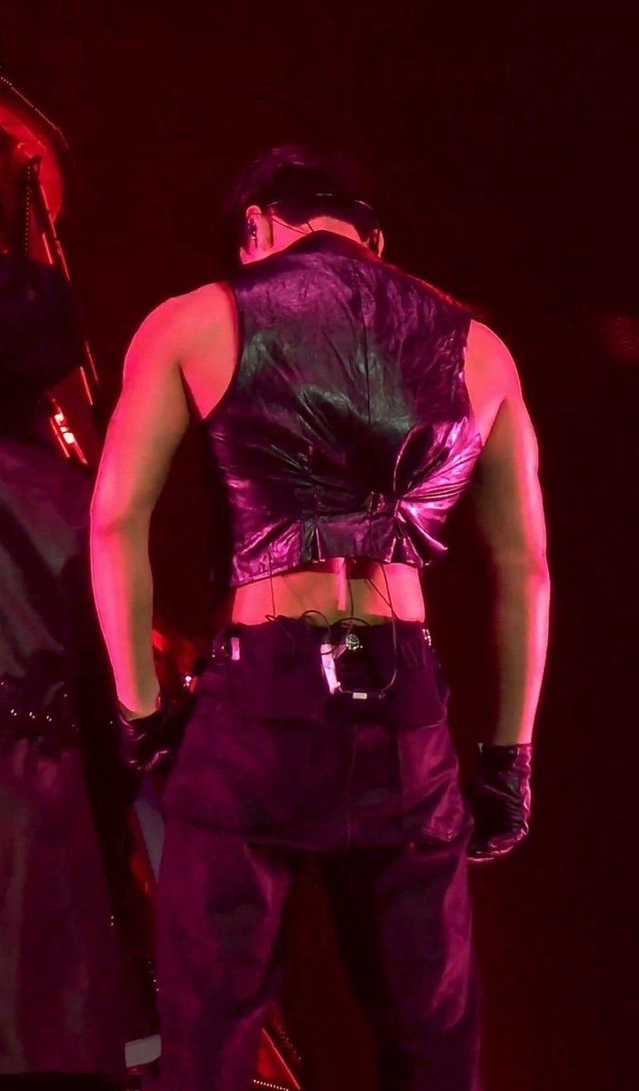 sankaissed's tweet photo. san’s waist. san’s back. san’s shoulders. https://t.co/06xdbRuJSa