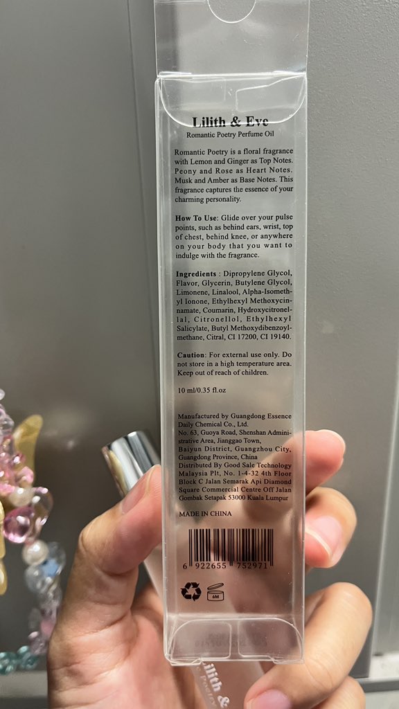 piepinaple's tweet photo. mencoba parfum sejuta umat https://t.co/bQYbkEw2EU