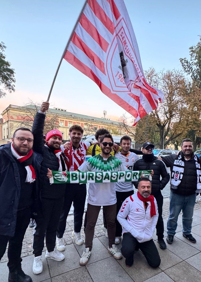 Samsunspor55Tv's tweet photo. Varşova deplasmanında Samsunspor'u desteklemek için bir araya gelen Kocaelispor, Göztepe, Karşıyaka, Altay, Bursaspor, Galatasaray, Fenerbahçe, Beşiktaş taraftarlarına teşekkür ederiz. https://t.co/pNLoe89VVj