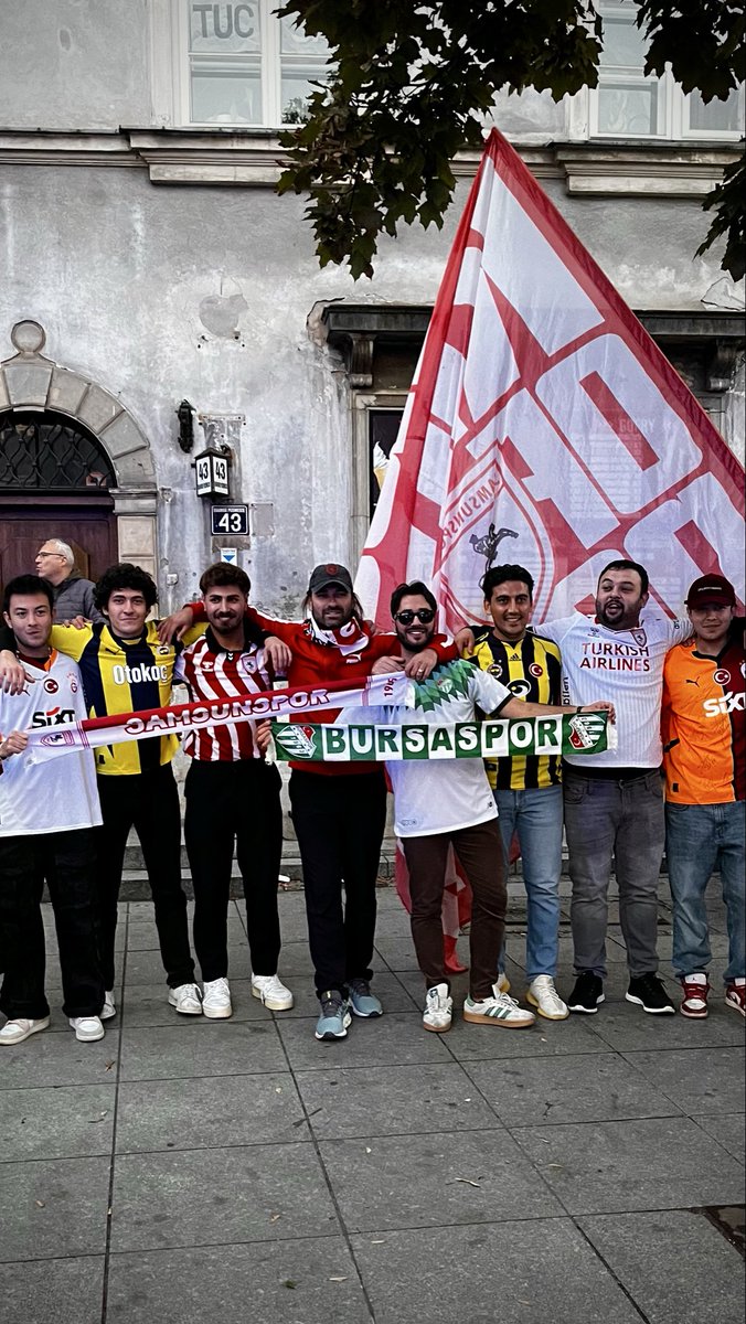 Samsunspor55Tv's tweet photo. Varşova deplasmanında Samsunspor'u desteklemek için bir araya gelen Kocaelispor, Göztepe, Karşıyaka, Altay, Bursaspor, Galatasaray, Fenerbahçe, Beşiktaş taraftarlarına teşekkür ederiz. https://t.co/pNLoe89VVj
