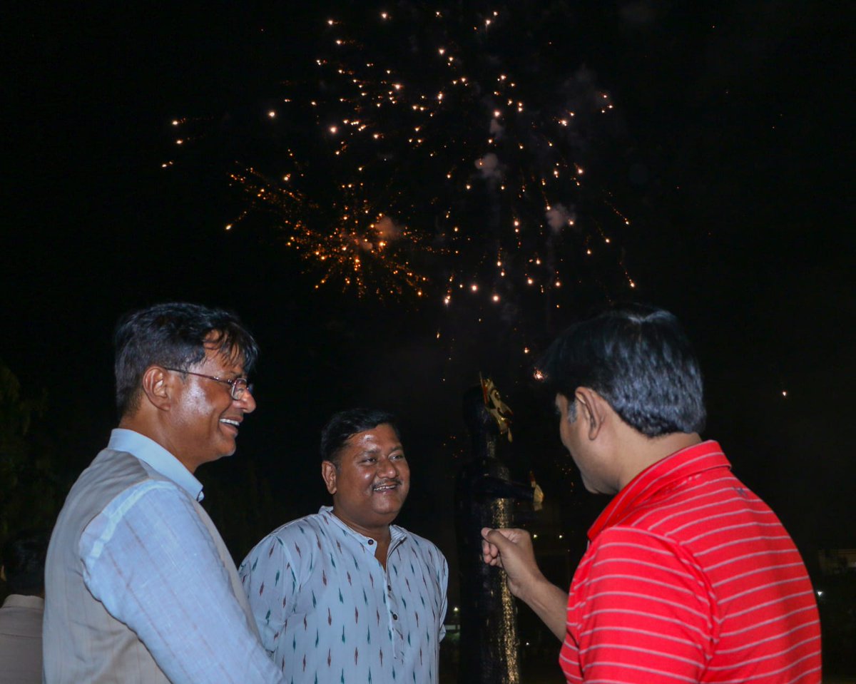 आज बुराई पर अच्छाई की विजय के महापर्व विजयदशमी के पावन अवसर पर सहारा स्टेट, जानकीपुरम, लखनऊ में सद्भावना सांस्कृतिक समिति द्वारा आयोजित रावण दहन कार्यक्रम में बतौर मुख्य अतिथि सम्मिलित होकर रावण दहन कर प्रभु श्रीराम की आदर्शमयी जीवन गाथा से प्रेरणा प्राप्त की।

विजयदशमी का यह