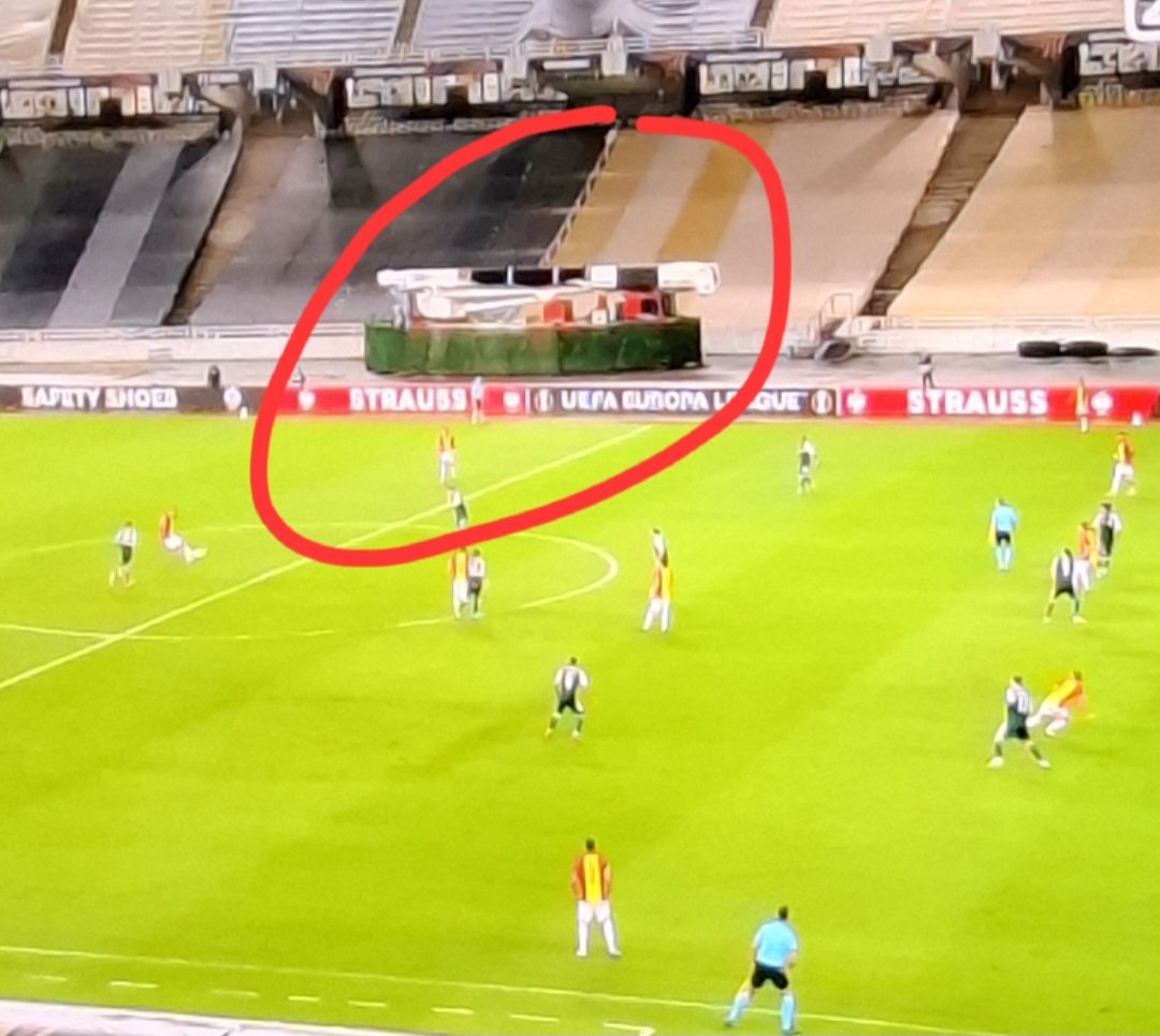 nickhoekman's tweet image. Je moet kijken, maar achter die groene schermen hebben ze vakkundig een brandweerwagen weten te verstoppen. #pangae