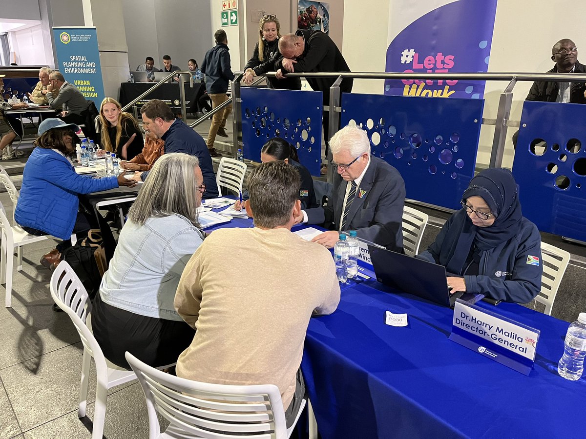 ricardomackenzi's tweet photo. #FirstThursdays in full swing here in Cape Town with @geordinhl @alanwinde !
Anyone can come and share ideas or concerns with @CityofCT & @WesternCapeGov
We bring services directly to the people. #FirstThursday https://t.co/XznnlG1Imp