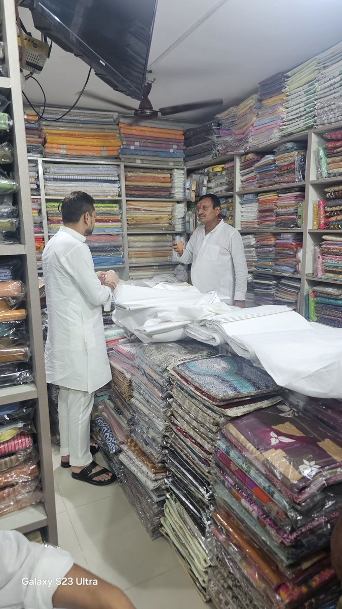 Arpit4BJP's tweet photo. हर घर खादी, घर घर खादी

आज ग्रेटर नोएडा के अल्फा 2 स्थित खादी ग्रामोद्योग में जाकर खरीदारी की।
खादी सिर्फ एक कपड़ा नहीं, बल्कि आत्मनिर्भर भारत और स्वदेशी आंदोलन का प्रतीक है।

माननीय प्रधानमंत्री श्री @narendramodi जी के “वोकल फॉर लोकल” आह्वान को आगे बढ़ाते हुए, खादी अपनाना आज हर भारतीय का गर्व बन चुका है।
आइए, हम सब मिलकर खादी को अपनी जीवनशैली का हिस्सा बनाएं और देश की परंपरा, संस्कृति व स्वदेशी उद्योग को मजबूती दें।