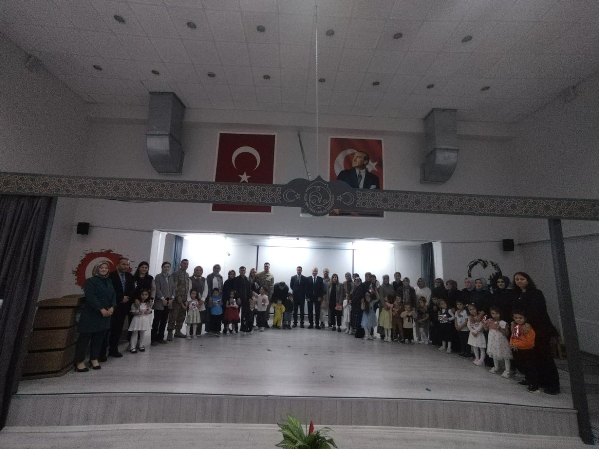 MemOlur's tweet photo. Okul Öncesi Eğitimin yaygınlaştırılması faaliyetleri kapsamında anasını bulun okullarımızın velilerimize yönelik hazırladıkları tanıtım ve bilgilendirme etkinliğine miniklerimiz renk kattı. @tcmeb @Yusuf__Tekin @Erzurum_Mem @ekicis20 @halilgny25 https://t.co/Btg0comlaP