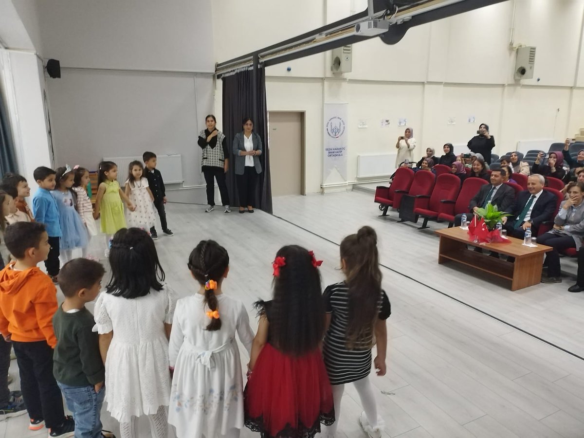 MemOlur's tweet photo. Okul Öncesi Eğitimin yaygınlaştırılması faaliyetleri kapsamında anasını bulun okullarımızın velilerimize yönelik hazırladıkları tanıtım ve bilgilendirme etkinliğine miniklerimiz renk kattı. @tcmeb @Yusuf__Tekin @Erzurum_Mem @ekicis20 @halilgny25 https://t.co/Btg0comlaP