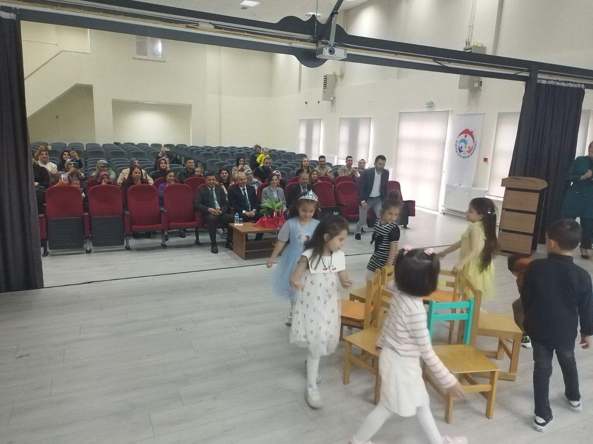 MemOlur's tweet photo. Okul Öncesi Eğitimin yaygınlaştırılması faaliyetleri kapsamında anasını bulun okullarımızın velilerimize yönelik hazırladıkları tanıtım ve bilgilendirme etkinliğine miniklerimiz renk kattı. @tcmeb @Yusuf__Tekin @Erzurum_Mem @ekicis20 @halilgny25 https://t.co/Btg0comlaP