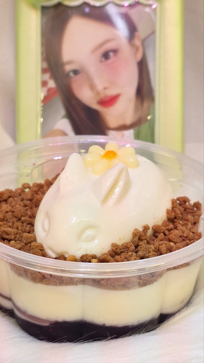 cafeoso_time's tweet photo. 🐰🍮 토끼 푸딩 한 입에 퐁당!
눈도 마음도 탱글해지는 귀염 뿜뿜 푸딩✨

#우유푸딩 #토끼푸딩 #토끼 #명창토끼
#카페오소 #생일카페 #생카 #생일펍 #컵홀더 #데뷔카페 #응원카페 #홍대 #홍대생카 #무료대관 #이벤트카페 #이벤트 #버터쿠키 #디저트 #커스텀디저트 #커스텀음료 https://t.co/XoMvGOHTyS