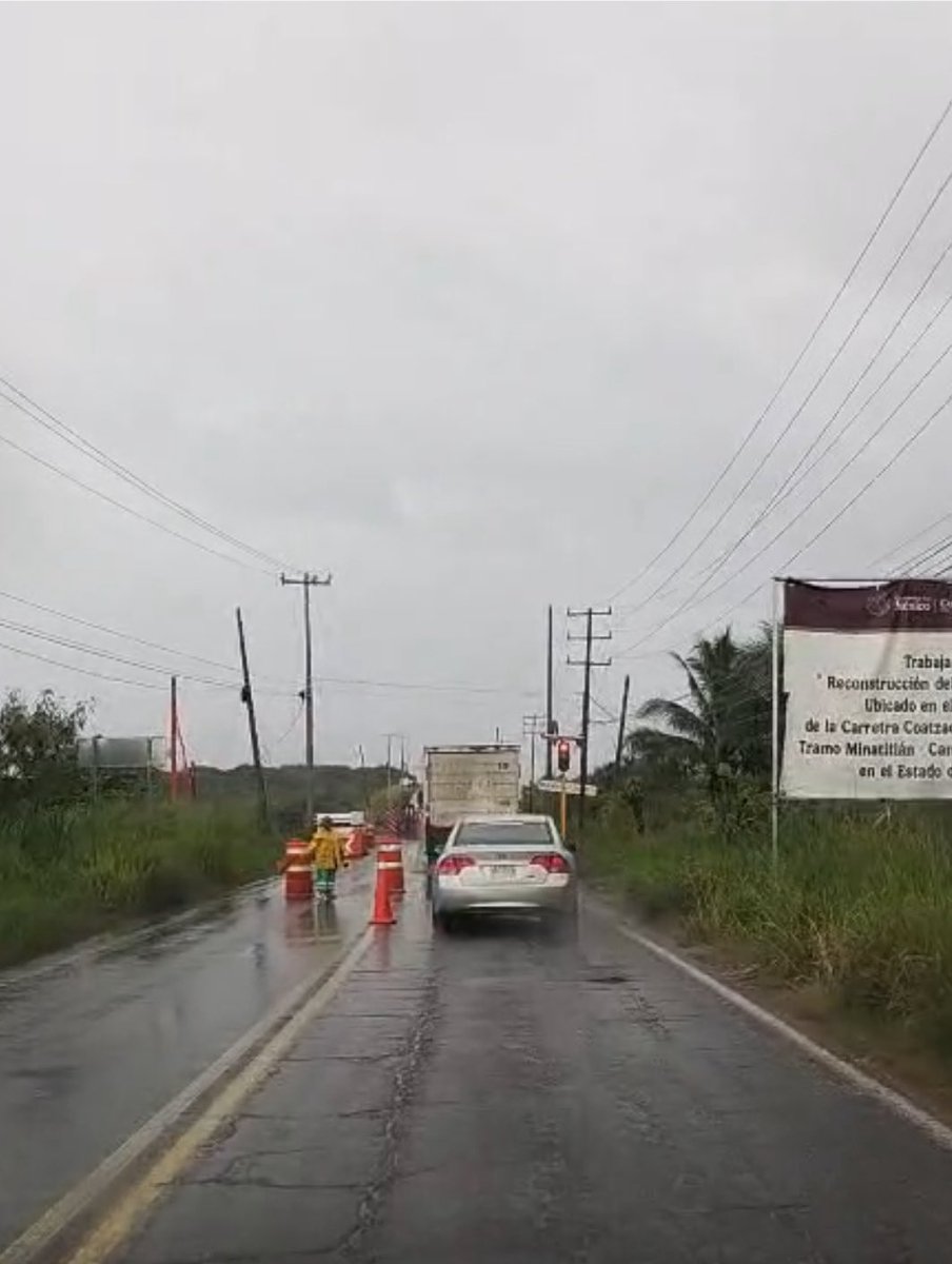 SICT_Veracruz's tweet photo. #ATENCIÓN 🚨

🚧 Trabajos en el Puente Calzadas II se encuentran parcialmente detenidos, de manera temporal, debido a las condiciones climáticas.

🚦 Semáforos, bandereros y señalización continúan operando con normalidad para orientar a los conductores.

🌧️ Las labores se reanudarán en cuanto el clima lo permita.

📍Carretera: Coatzacoalcos-Salina Cruz 
📍Tramo: Minatitlán-Canticas 
📍Km: 15+800

#SomosSICT 
#SICTVeracruz 
#ConservaciónCarretera