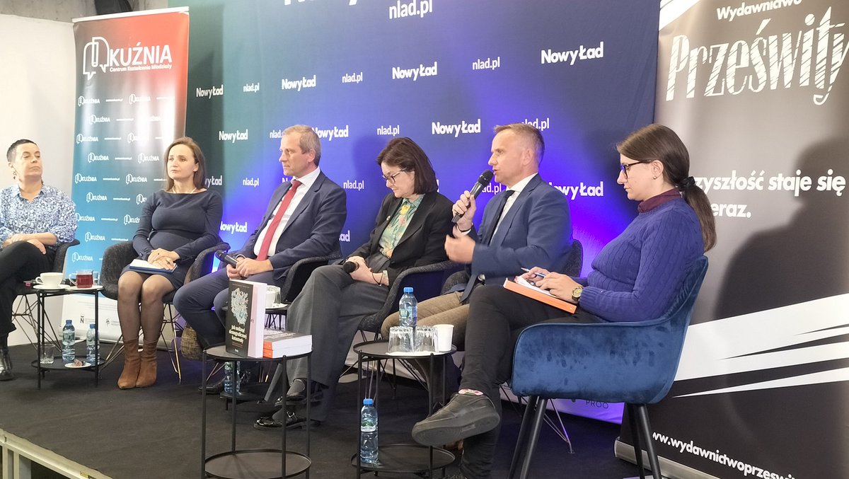 Jak uniknąć demograficznej katastrofy? – Bosak, Chłoń-Domińczak, Krzywicka, Kot, Marczuk - rozpoczęliśmy debatę  w Centrum Kształcenia Młodzieży "Kuźnia" poświęconą wydanej przez Wydawnictwo Prześwity książce autorstwa Michała Kota i Bartosza Marczuka

#demografia #dzietność